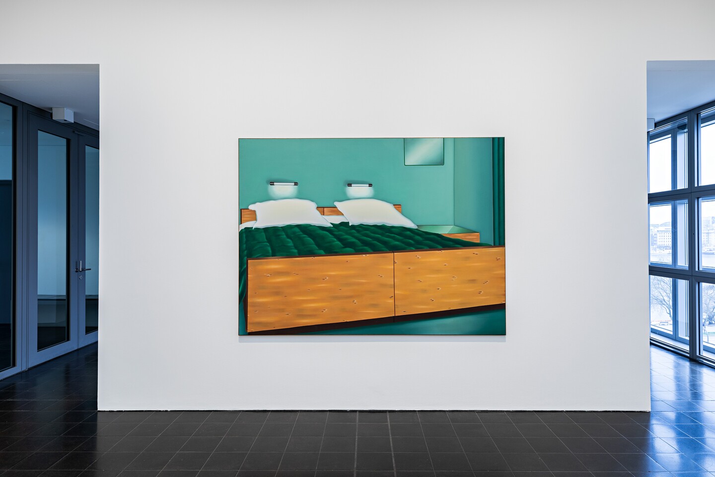 Gemälde mit türkiser Wand und orangefarbenem Bett davor an weißer Galeriewand