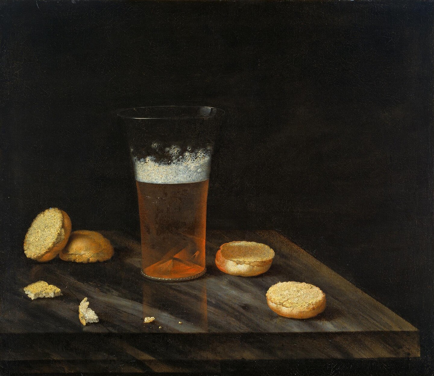 Stillleben mit Bierglas und aufgeschnittenen Bierglas auf rustikalem Holztisch