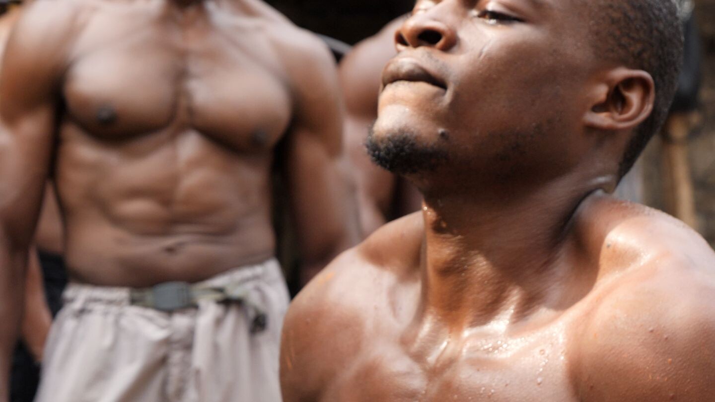 Karimah Ashadu (*1985), MUSCLE, 2025 Filmstill, digitaler Film (HD), Farbe, Ton, 1-Kanal, 22:20 Min. Edition 3/5 © Courtesy of the artist, Camden Art Centre, Fondazione In Between Art Film, The Renaissance Society, und Sadie Coles HQ, London