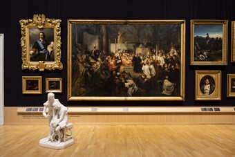Ansicht einer Wand im Museum mit großformatigen Gemälden und einer Skulptur davor