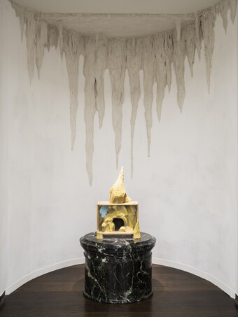 Marten Schech (*1983), Hut Grotto, 2025, Holz, Papier, Gips, Kalkfarbe, Bernhard Knaus Fine Art, Frankfurt/Main © VG Bild-Kunst, Bonn 2025, Foto:  Fred Dott