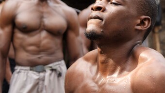 Karimah Ashadu (*1985), MUSCLE, 2025 Filmstill, digitaler Film (HD), Farbe, Ton, 1-Kanal, 22:20 Min. Edition 3/5 © Courtesy of the artist, Camden Art Centre, Fondazione In Between Art Film, The Renaissance Society, und Sadie Coles HQ, London