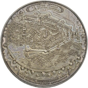 Historische Medaille mit detaillierter Stadtansicht und Befestigungsanlagen