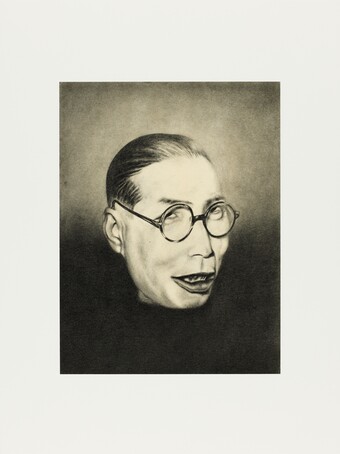 Schwarz-Weiß-Porträtfoto einer Person mit runder Brille