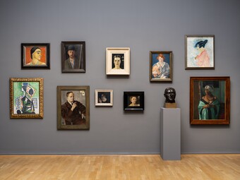 Ausstellungsansicht THIS IS THE MODERN WORLD, Galerie mit gerahmten Kunstwerken verschiedener Größen auf grauer Wand