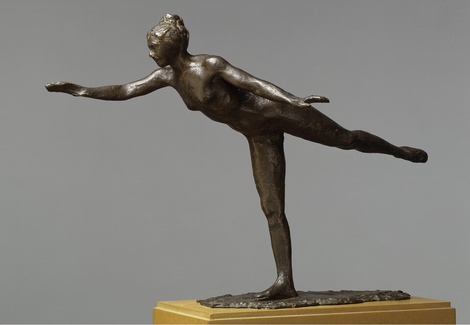 Bronzefigur einer Ballerina in eleganter Arabesque-Pose auf goldenem Sockel