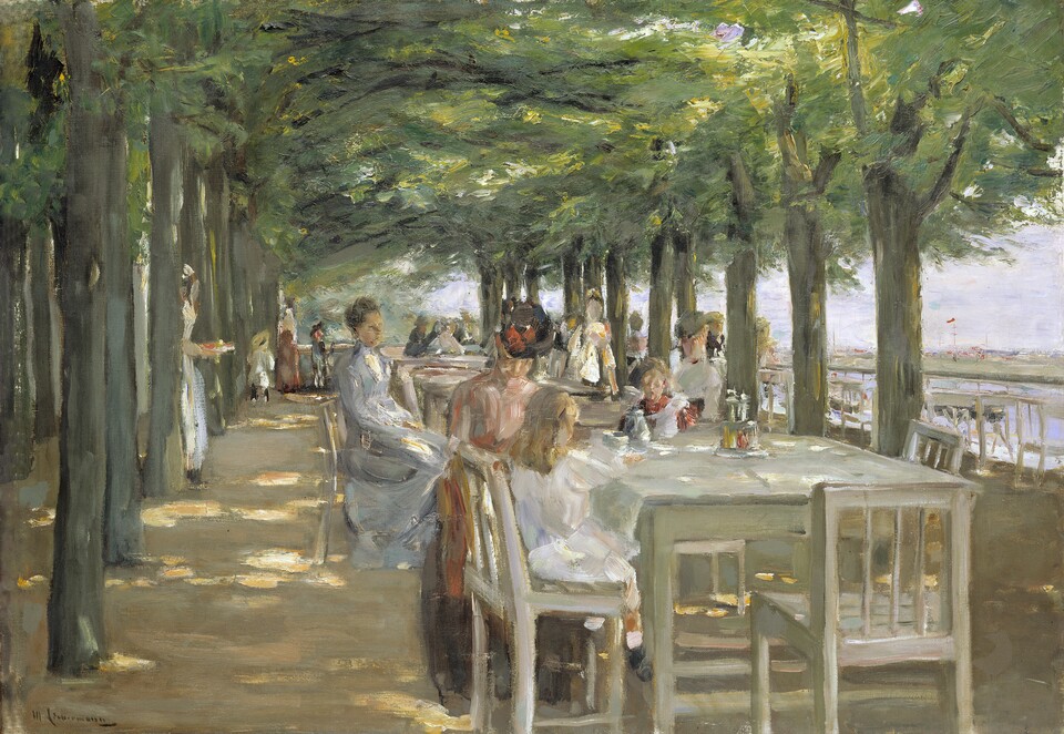 Gemälde einer baumgesäumten Terrasse mit Menschen an weißen Tischen und Stühlen am Wasser