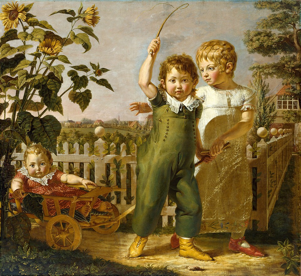 Gemälde: Zwei Kinder in historischer Kleidung stehen in einem Garten mit Blumen und Gebäuden im Hintergrund, ein weiteres Kind sitzt im Kinderwagen