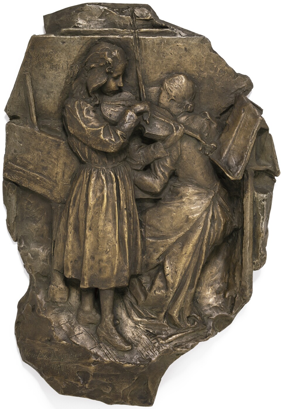 Steinrelief zeigt zwei Figuren in Gewändern beim Musizieren