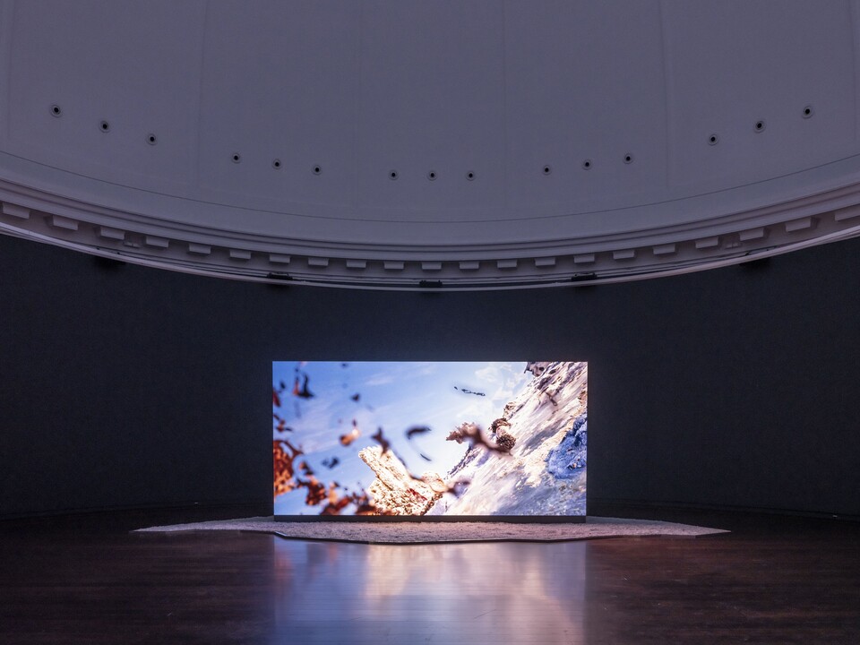 Installationsansicht der Ausstellung The Ephemeral Lake – Eine digitale Installation von Jakob Kudsk Steensen, 12. April bis 27. Oktober 2024, Hamburger Kunsthalle  © Courtesy the artist  © Hamburger Kunsthalle,  Foto: Christoph Irrgang
