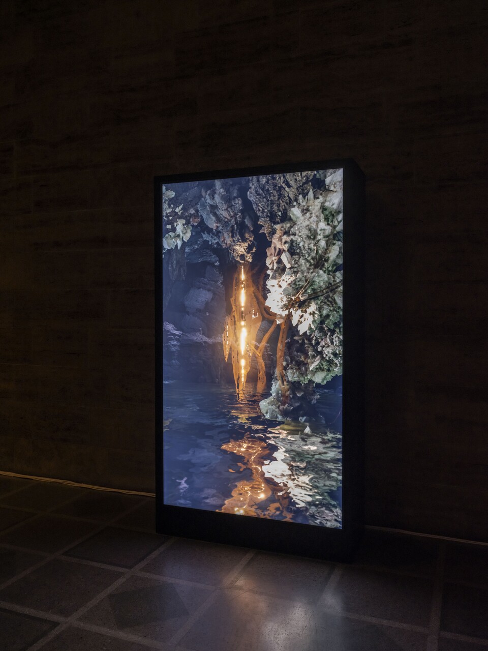 Installationsansicht der Ausstellung The Ephemeral Lake – Eine digitale Installation von Jakob Kudsk Steensen, 12. April bis 27. Oktober 2024, Hamburger Kunsthalle  © Courtesy the artist  © Hamburger Kunsthalle,  Foto: Christoph Irrgang
