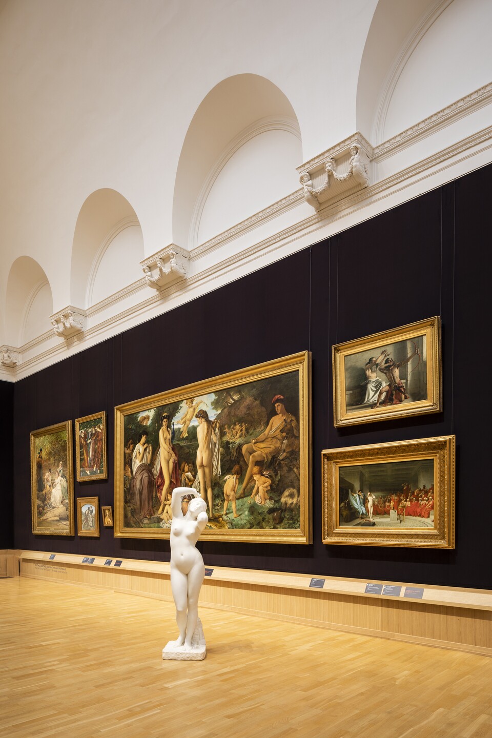 Gemäldegalerie mit großformatigen Gemälden und einer Skulptur davor