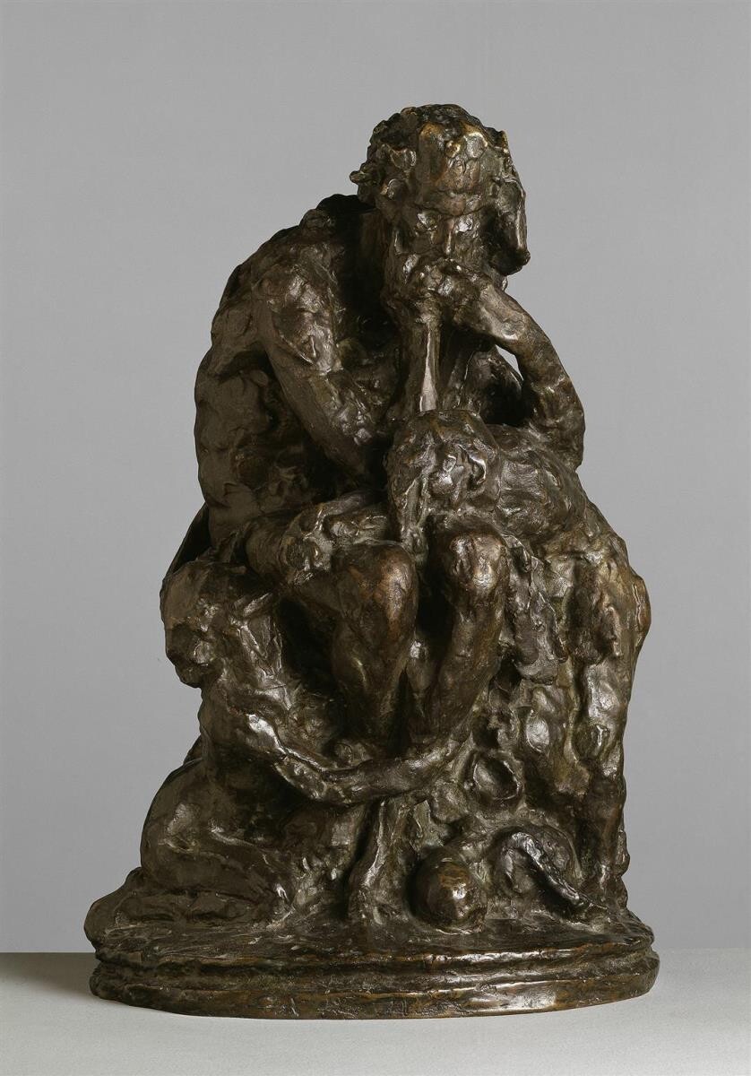 Bronzeskulptur eines sitzenden, nachdenklichen Mannes in gebückter Haltung