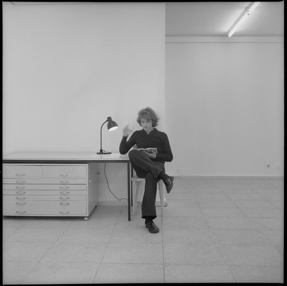 Bas Jan Ader (1942–1975) The boy who fell over Niagara Falls, 1972 Fotografische Dokumentation der Performance im Kabinett für aktuelle Kunst, Bremerhaven, 1972 © Jürgen Wesseler / Kabinett für aktuelle Kunst, Bremerhaven / VG Bild-Kunst, Bonn 2025