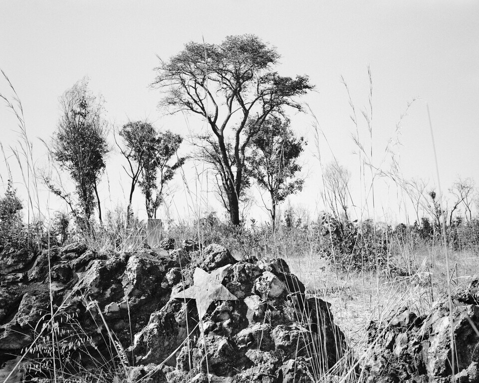 Jo Ractliffe (*1961) Unmarked mass grave on the outskirts of Cuito Cuanavale (Aus der Serie: As Terras do Fim do Mundo), 2009, © Jo Ractliffe