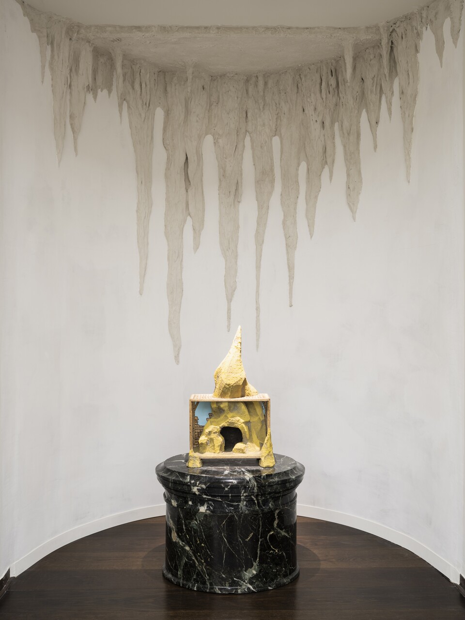 Marten Schech (*1983), Hut Grotto, 2025, Holz, Papier, Gips, Kalkfarbe, Bernhard Knaus Fine Art, Frankfurt/Main © VG Bild-Kunst, Bonn 2025, Foto:  Fred Dott