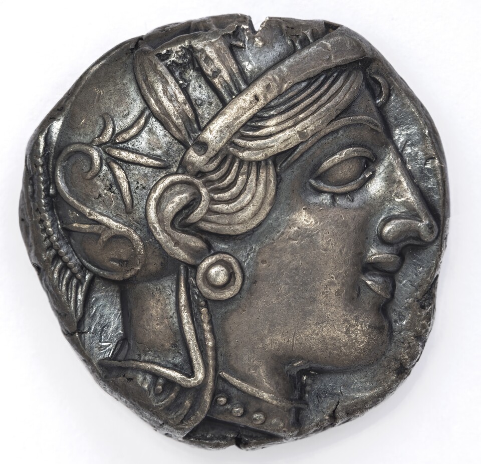 Antike griechische Silbermünze mit Profilbild der Athena mit Helm