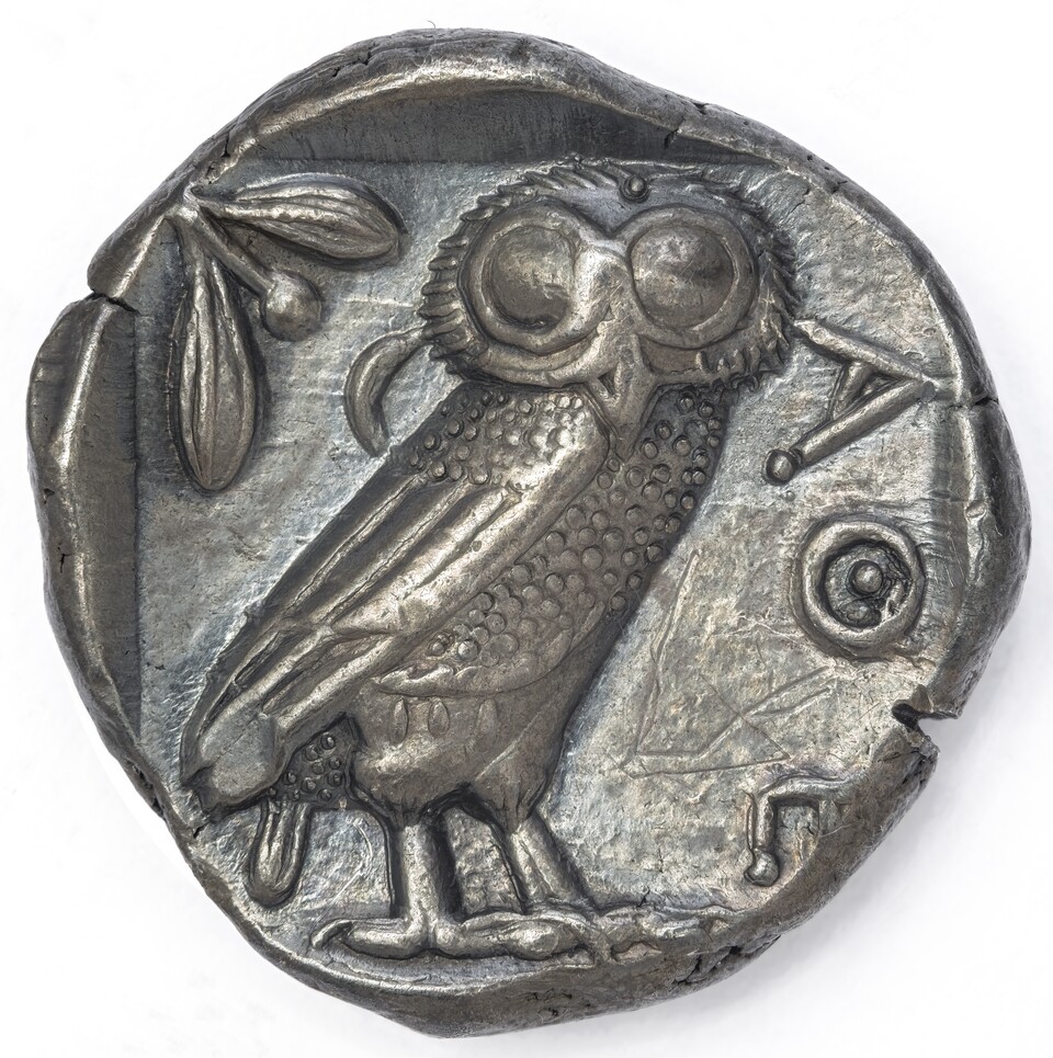 Antike griechische Silbermünze mit Eule und Olivenzweig