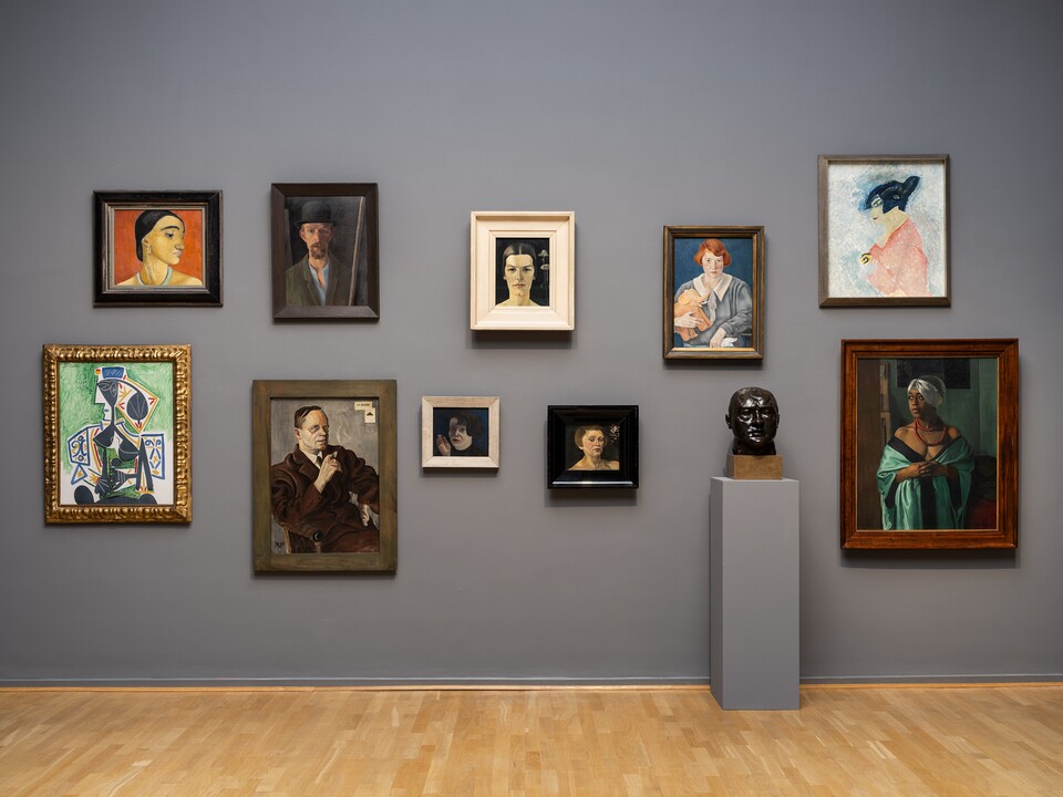 Ausstellungsansicht THIS IS THE MODERN WORLD, Galerie mit gerahmten Kunstwerken verschiedener Größen auf grauer Wand