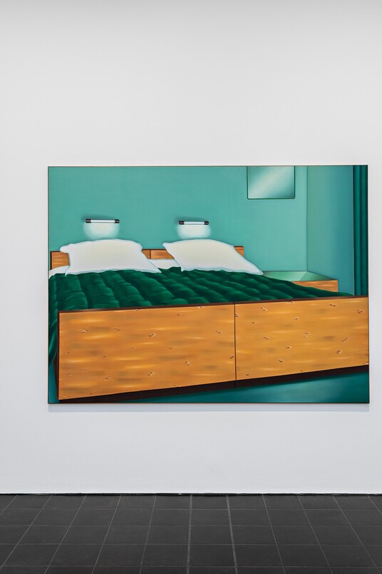Gemälde mit türkiser Wand und orangefarbenem Bett davor an weißer Galeriewand