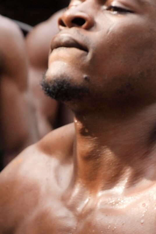 Karimah Ashadu (*1985), MUSCLE, 2025 Filmstill, digitaler Film (HD), Farbe, Ton, 1-Kanal, 22:20 Min. Edition 3/5 © Courtesy of the artist, Camden Art Centre, Fondazione In Between Art Film, The Renaissance Society, und Sadie Coles HQ, London