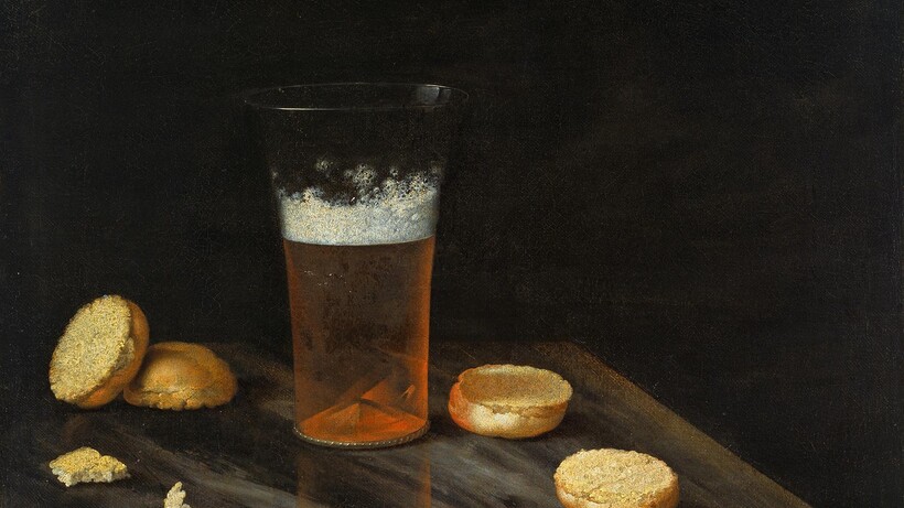 Stillleben mit Bierglas und aufgeschnittenen Bierglas auf rustikalem Holztisch