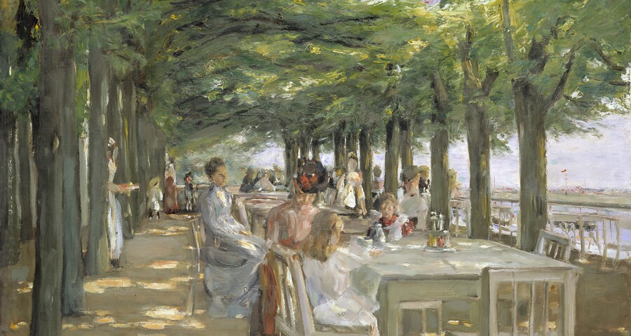 Gemälde einer baumgesäumten Terrasse mit Menschen an weißen Tischen und Stühlen am Wasser