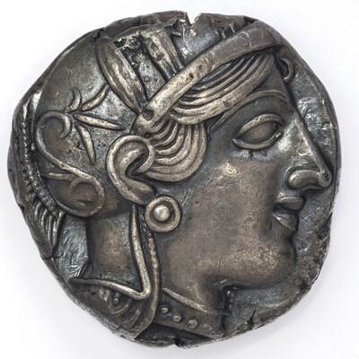 Antike griechische Silbermünze mit Profilbild der Athena mit Helm